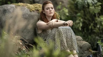 Vestido estampado floral usado por Claire Abshire (Rose Leslie) como se ve en la serie de televisión The Time Traveler's Wife (Temporada 1)