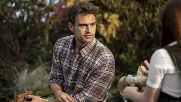 Camisa a cuadros usada por Henry DeTamble (Theo James) como se ve en The Time Traveler's Wife Outfits (Temporada 1)