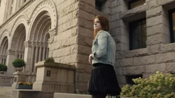 Chaqueta vaquera usada por Claire Abshire (Rose Leslie) como se ve en los atuendos de la serie de televisión The Time Traveler's Wife (Temporada 1)