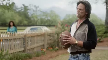 Camisa de bloque de color blanco y azul marrón usada por Baby Billy Freeman (Walton Goggins) en el vestuario del programa de televisión The Righteous Gemstones (Temporada 1 Episodio 5)