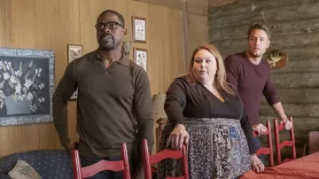 Pull polo brun porté par Randall Pearson (Sterling K. Brown) tel que vu dans la garde-robe de la série télévisée This Is Us (saison 6 épisode 7)