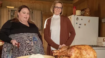 Robe noire et imprimée portée par Kate Pearson (Chrissy Metz) telle que vue dans la série télévisée This Is Us (saison 6 épisode 7)