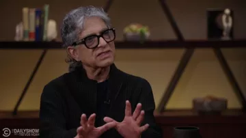 Lunettes noires Tom Ford portées par Deepak Chopra dans The Daily Show avec Trevor Noah le 16 mars 2022