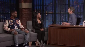 Pantalones con flecos usados por Quinta Brunson como se ve en Late Night with Seth Meyers el 16 de marzo de 2022