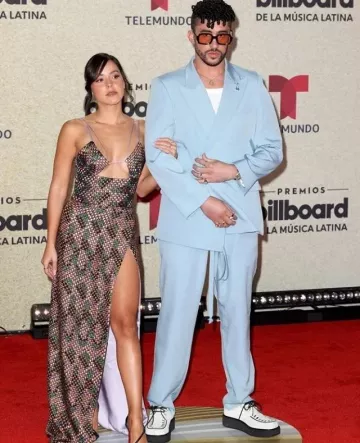 El traje azul que lleva Bad Bunny en la cuenta de Instagram de @billboardlatin