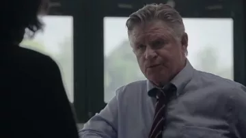 Corbata a rayas usada por Brian Grabler (Treat Williams) como se ve en los atuendos de la serie de televisión We Own This City (Temporada 1)