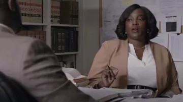 Chaqueta de cárdigan camello usada por Nicole Steele (Wunmi Mosaku) como se ve en el vestuario de la serie de televisión We Own This City (Temporada 1)
