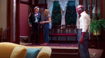 Veste en cuir portée par Pietro Maximoff (Evan Peters) telle que vue dans les tenues de la série télévisée WandaVision (saison 1 épisode 5)