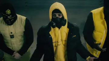 Le sweatshirt à capuche jaune porté par Freeze Corleone dans le clip Apocalypse de Kaaris, Kalash Criminel