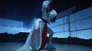 Chaussures plate-forme en blanc portées par Rosalía dansA Palé Official Music Video