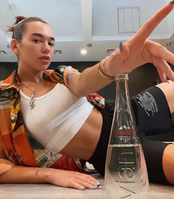 Le short noir avec écriture porté par Dua Lipa sur son compte Instagram @dualipa