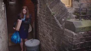 La veste avec motif écossais portée par Steph (Sophie Rundle) dans la série Good Vibrations (Saison 1 Épisode 1)