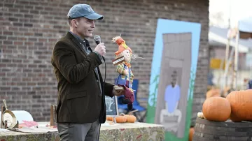 Casquette en jean portée par le père Joe (Seann William Scott) vue dans la garde-robe de la série télévisée Welcome to Flatch (saison 1 épisode 1)