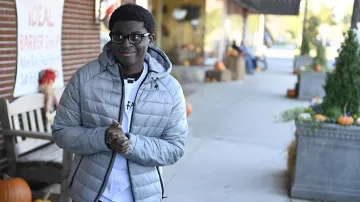 Grey Puffer Bomber Jacket porté par Mickey (Justin Linville) comme on le voit dans la série télévisée Welcome to Flatch (saison 1 épisode 2)