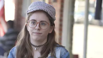 Casquette de chapeau imprimée portée par Beth (Erin Bowles) telle que vue dans la garde-robe de la série télévisée Welcome to Flatch (saison 1 épisode 2)