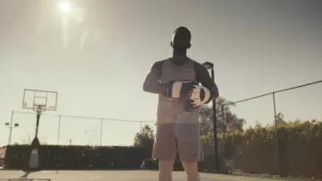 Pantalones cortos grises usados por Geoffrey (Jimmy Akingbola) como se ve en los atuendos de la serie de televisión Bel-Air (Temporada 1 Episodio 8)