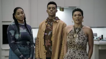 Sweat à capuche brun imprimé porté par Will Smith (Jabari Banks) tel que vu dans la garde-robe de la série télévisée Bel-Air (saison 1 épisode 8)