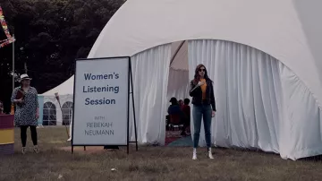 Botas de plata usadas por Rebekah Neumann (Anne Hathaway) como se ve en el vestuario del programa de televisión WeCrashed (Temporada 1 Episodio 3)