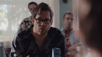 Chemise imprimée portée par Jacob (Theo Stockman) telle que vue dans les tenues de la série télévisée WeCrashed (saison 1 épisode 3)