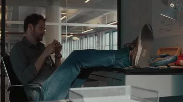 Nike Brown Sneakers portées par Miguel McKelvey (Kyle Marvin) comme on le voit dans la garde-robe de la série télévisée WeCrashed (saison 1 épisode 1)