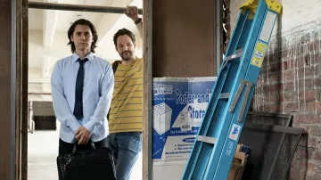 T-shirt rayé jaune porté par Miguel McKelvey (Kyle Marvin) vu dans la garde-robe de l’émission de télévision WeCrashed (S01E01)