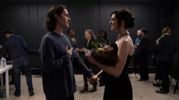 Collar de cadena usado por Rebekah Neumann (Anne Hathaway) como se ve en la serie de televisión WeCrashed (Temporada 1 Episodio 2)