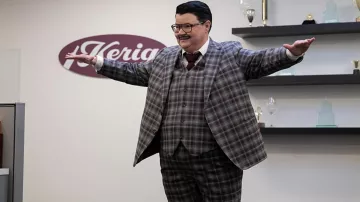 Costume à carreaux 3 pièces porté par Murray (Murray Hill) vu dans la garde-robe de la série télévisée Life & Beth (S01E01)