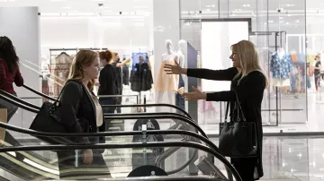 Sac fourre-tout en cuir noir porté par Jane (Laura Benanti) tel que vu dans la garde-robe de la série télévisée Life & Beth (saison 1 épisode 1)