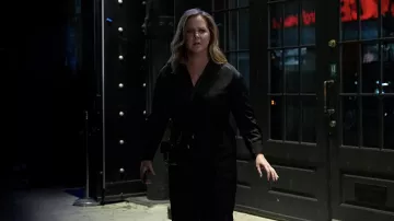 Vestido de seda negra usado por Beth (Amy Schumer) como se ve en la serie de televisión Life & Beth (Temporada 1 Episodio 1)