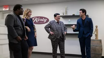 Traje azul usado por Matt (Kevin Kane) como se ve en los atuendos de la serie de televisión Life & Beth (Temporada 1 Episodio 1)