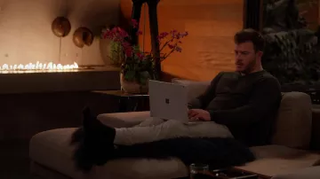 Pantalones de chándal grises usados por Connor (Jimmy Tatro) como se ve en los atuendos de la serie de televisión Home Economics (Temporada 2 Episodio 16)