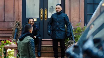 G-Star Raw Coat Jacket porté par Cesar (Rey Gallegos) comme on le voit dans la garde-robe de la série télévisée DMZ (Saison 1 Episode 2)