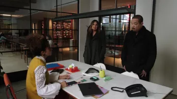 Trench Coat worn by Olivia Benson (Mariska Hargitay) as seen in Law & Order: Special Victims Unit TV series outfits (Season 23 Episode 16)