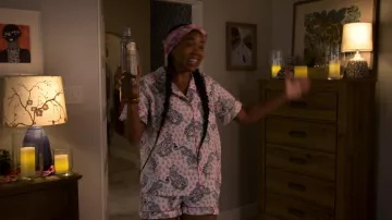 Juego de pijamas impreso usado por Zoey Baker (Gabrielle Union) como se ve en el vestuario de la película Cheaper by the Dozen