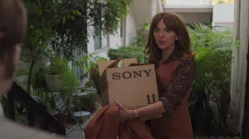 Chemise imprimée portée par Joyce (Ophelia Lovibond) telle que vue dans la garde-robe de la série télévisée Minx (saison 1 épisode 1)