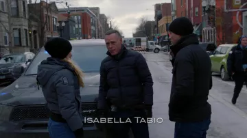 Chaqueta con capucha gris OSC usada por Hailey Upton (Tracy Spiridakos) como se ve en los atuendos de la serie de televisión Chicago P.D. (S09E16)