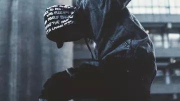 Sudadera con capucha negra impresa usada por Bvdlvd en su (DON'T) LOOK AT ME Video Musical Oficial