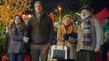 Chaqueta De lana gris Peacoat usada por Lucy Ralston (Bethany Joy Lenz) como se ve en el vestuario de la película navideña Five Star