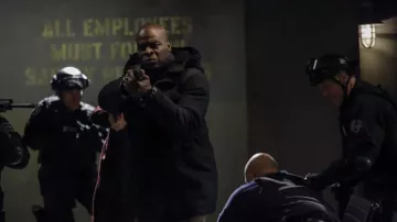 Manteau à capuche porté par Dembe Zuma (Hisham Tawfiq) tel que vu dans les tenues de la série télévisée The Blacklist (saison 9 épisode 12)