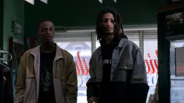 Veste en jean portée par Darnell 'D-Mac' McDowell (Lucien Cambric) comme on le voit dans Power Book IV: Force Wardrobe (Saison 1 Episode 7)