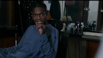 Sweat-shirt Balmain Blue Crewneck porté par Blaxton (Barton Fitzpatrick) comme on le voit dans les tenues de la série télévisée Power Book IV: Force (S01E07)