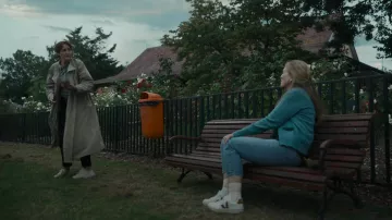 Baskets Veja portées par Karolina (Stacy Thunes) vues dans la série télévisée Killing Eve (S04E05)