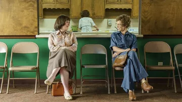 Chaussures brunes en cuir portées par Candy Montgomery (Jessica Biel) telles que vues dans les tenues de la série télévisée Candy (saison 1)