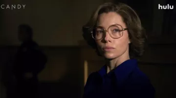 Lunettes oversize portées par Candy Montgomery (Jessica Biel) telles que vues dans les tenues de la série télévisée Candy (saison 1)