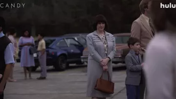 Bolso marrón usado por Betty Gore (Melanie Lynskey) como se ve en los atuendos de la serie de televisión Candy (Temporada 1)
