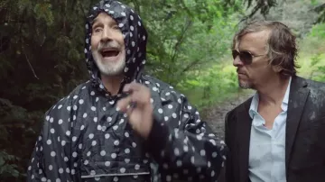 La chaqueta de lluvia de lunares negros que lleva Hippolyte (Thierry Lhermitte) en la película Hombres al borde de una crisis nerviosa