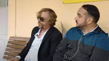 La chaqueta con cremallera gris y azul que usó Antoine (François-Xavier Demaison) en la película Hombres al borde de un ataque de nervios