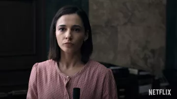 Chemisier imprimé Porté par Olivia (Naomi Scott) comme on le voit dans les tenues de la série télévisée Anatomie d’un scandale (saison 1)