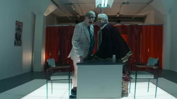 Plaid Suit Blazer Jacket porté par Ken Scarborough (Mike Myers) vu dans la série télévisée The Pentaverate (Saison 1)