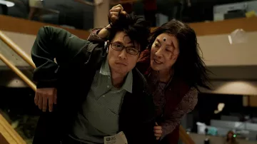Polo a rayas usado por Chad (Harry Shum Jr.) como se ve en el vestuario de la película Everything Everywhere All at Once